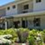 Buzz's Lakeside Inn