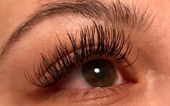 Full set lash extensions  by Leaux Lash Studio