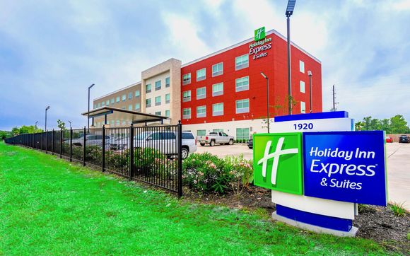 Holiday Inn Express & Suites & Staybridge Suites by Clarion Pointe ...