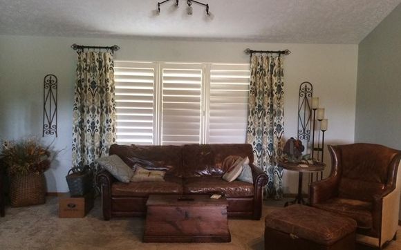 Great room  by Jolene's Interiors