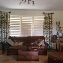 Great room  by Jolene's Interiors