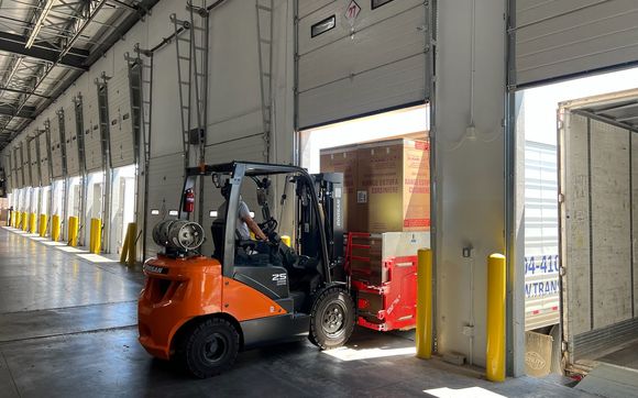 Transbordo eficiente con montacargas y clamp by Lopezadri Forwarding LLC